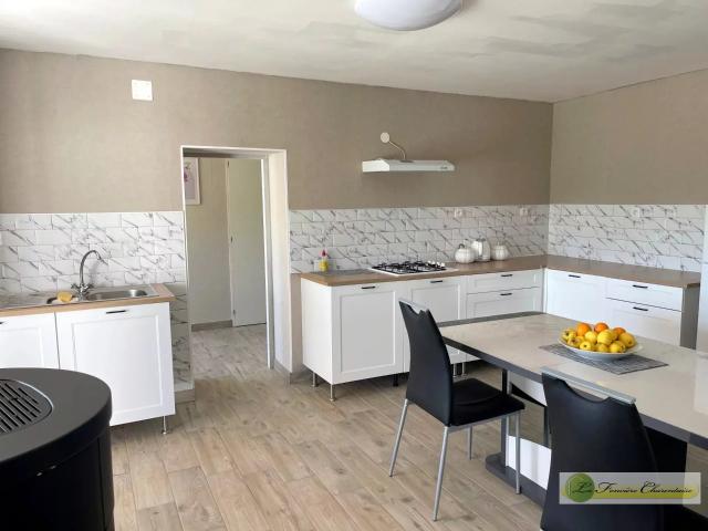 Maison de village en parfait état 70m² Aigre