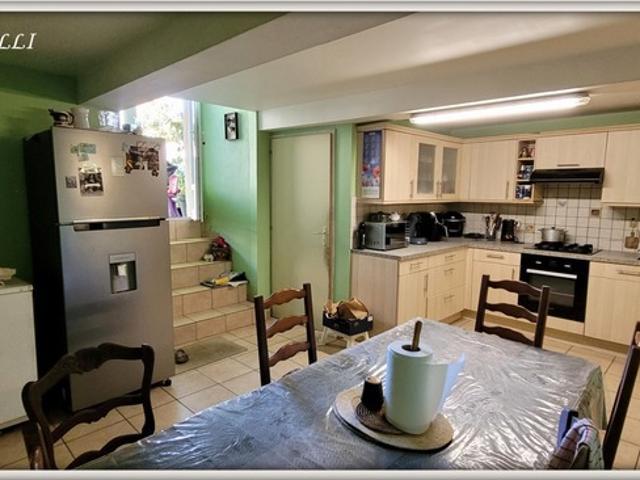 Maison de village en pierre, 178 m² sur 2 niveaux, jardin séparé
