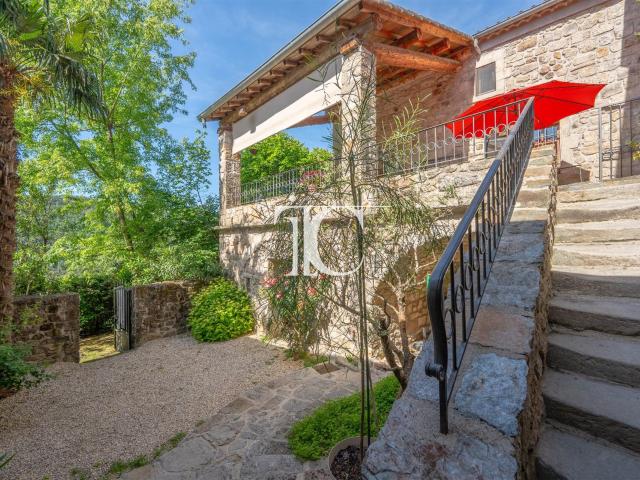 Maison de village en pierre – Cachet exceptionnel au cœur de. 186m² Les Vans