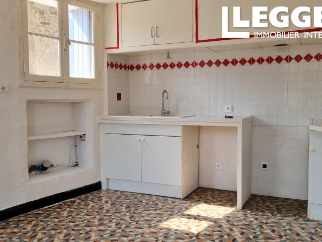 Maison de village en pierre à rénover avec balcon, belles vues et éléments de caractère
