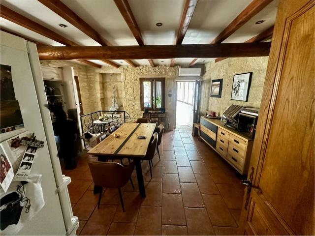 Maison de village en pierre avec terrasse et garage. 88m² Aujargues