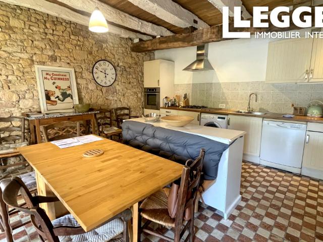 Maison de village en pierre avec terrasse et jardin, vendue meublée – pied à terre en Dordogne
