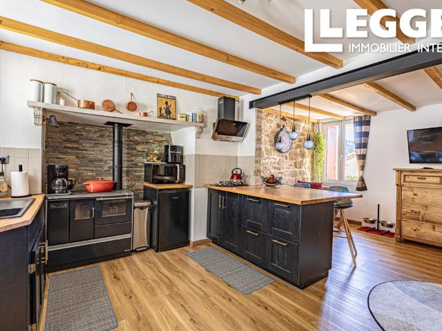 Maison de village en pierre avec terrasse sur toit et vue imprenable