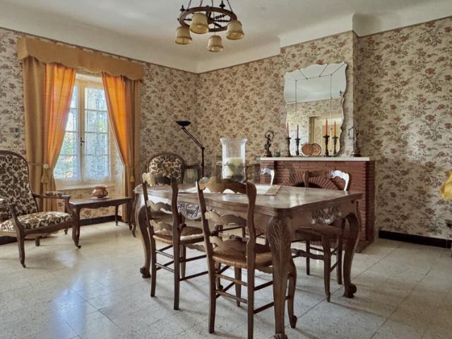 Maison de village en pierre avec extérieur et stationnement