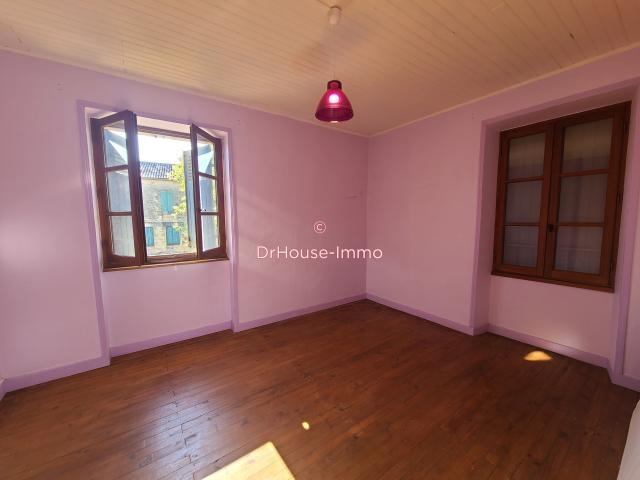 Maison de village en pierre avec local commercial