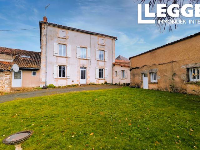 Maison de village en pierre de 3 chambres avec atelier, garage, jardins et potentiel d'agrandissement