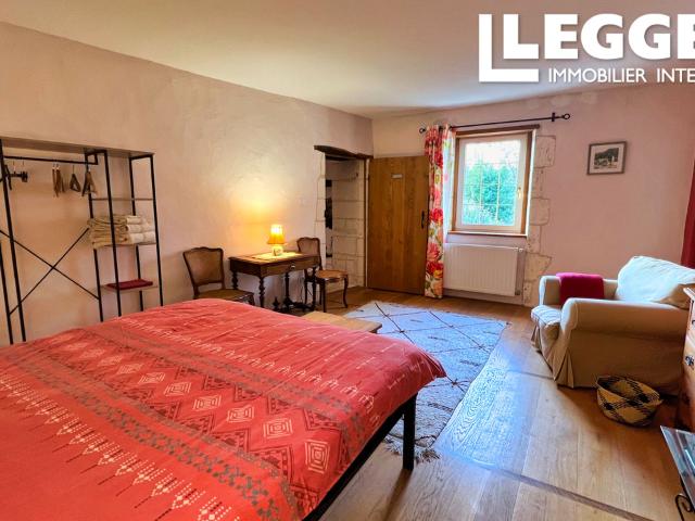 Maison de village en pierre de 3/4 chambres en parfait état, petit jardin et grange