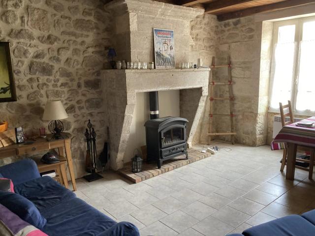 Maison de village en pierre en bon état 90m² Saint Vallier