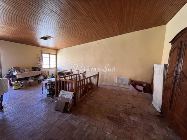 Maison de village en pierre en R+2 avec grande pièce de vie et garage carrelé