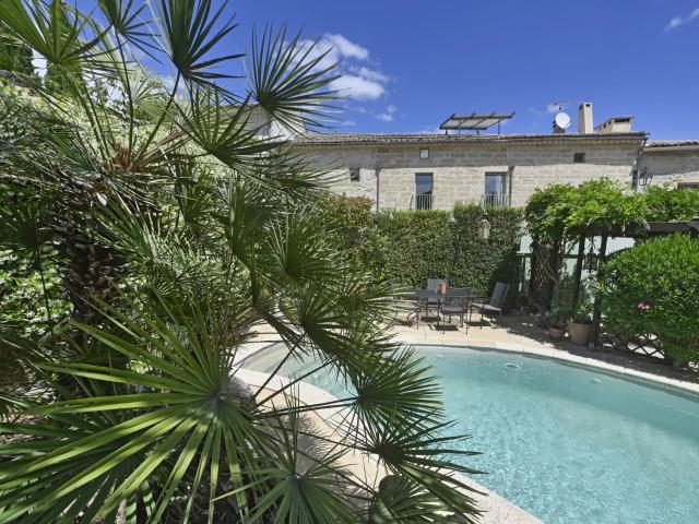 Maison de village en pierre, idéale pour activité saisonnièr. 310m² Uzès