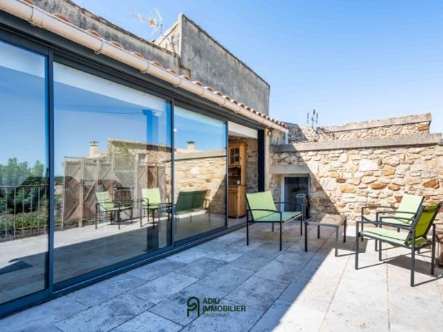 Maison de village en pierre rénovée avec double carport
