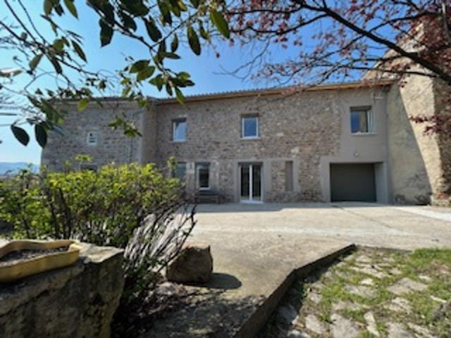 Maison de village en pierre rénover à vendre à CHARNAS