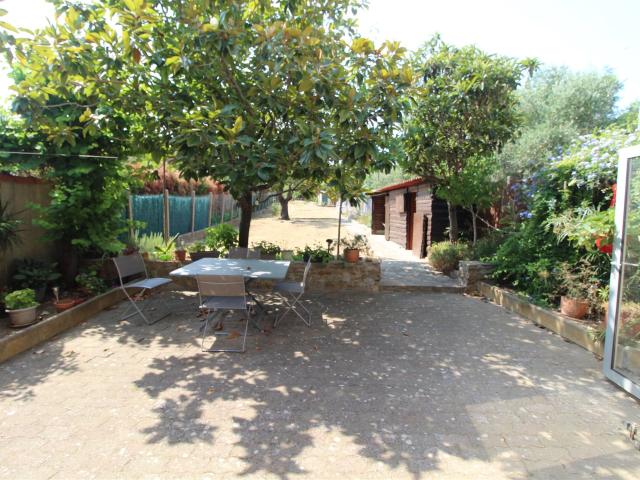 Maison de village en pierre, un très beau jardin et un garag. 143m² Saint Laurent de la Cabrerisse