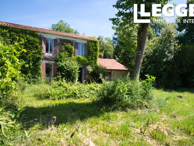 Maison de village en pierre, vaste jardin, puit et dépendance