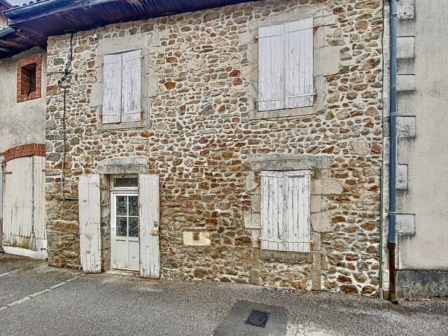 Maison de village en pierres dans le centre de bourg de VAYRES