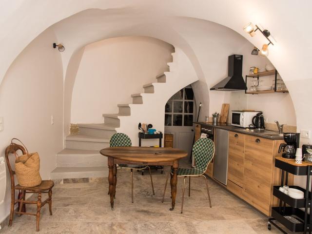 Maison de village en pierres divisée en 2 appartements prêts. 97m² Vaugines