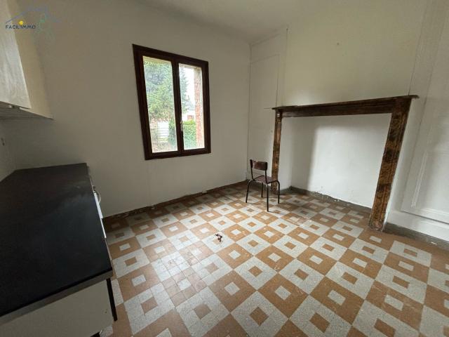 Maison de village en retrait de rue