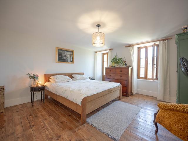 Maison de village entièrement rénovée avec appartement indép. 250m² Notre Dame du Pré