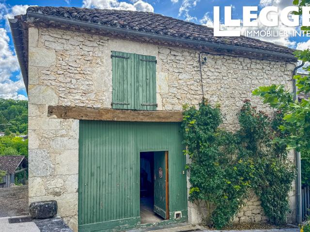 Maison de village entièrement rénovée de 5 chambres avec jardin, garage et toutes commodités à pied à Montcuq