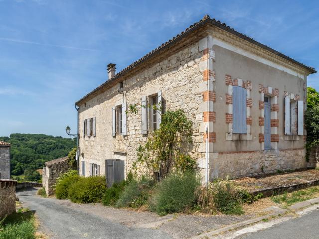 Maison de village française par excellence avec jardin et vue