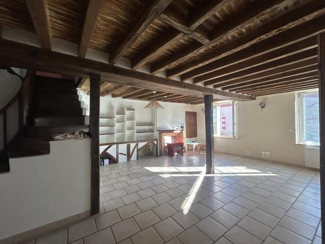 Maison de village, habitable de suite, dépendances, cour, ja. 185m² Argent sur Sauldre