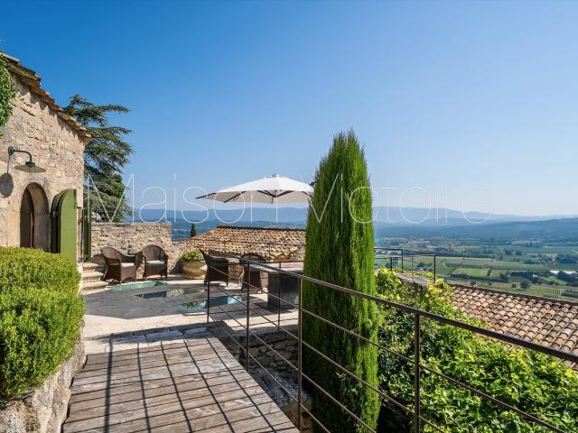 Maison de village historique avec piscine et vues d’exceptio. 235m² Lacoste