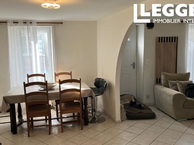 Maison de village indépendante bien présentée avec cour et terrain séparé