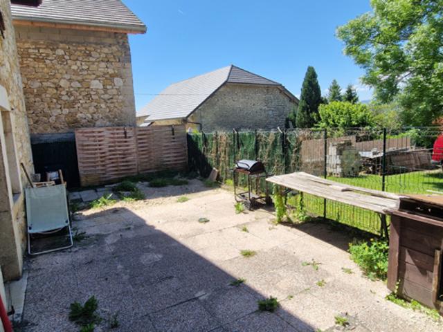 Maison de village individuelle de 85 m2 habitables et grange
