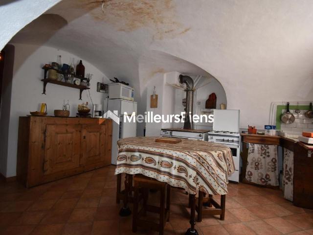 Maison de village, mitoyenne, à Névache, 140 m², 4 chambres, petit jardin, cave voûtée et cheminée