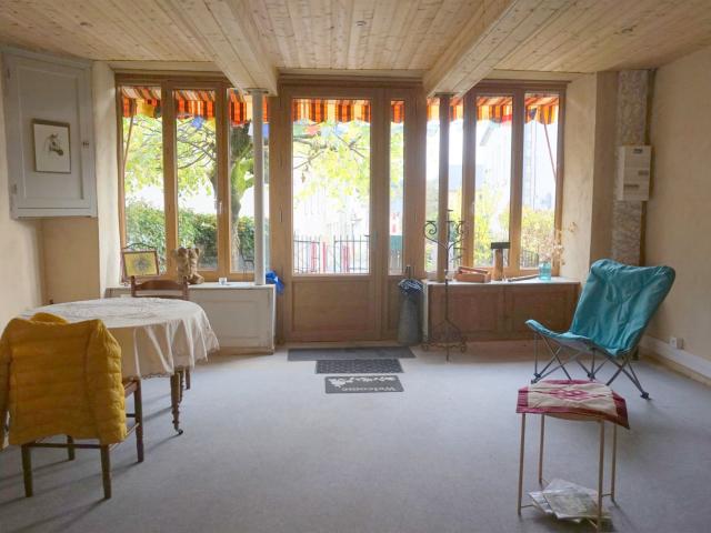 Maison de village mitoyenne de 7 pièces, 117 m2, avec cours. 117m² Saint Honoré les Bains