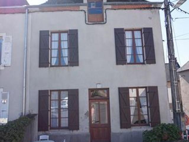 Maison de village mitoyenne d'un côté et son ensem