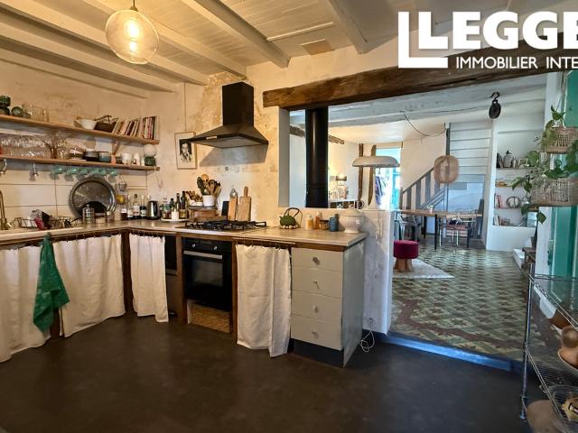 Maison de village originale comprenant 2 chambre, salon, un jardin et un espace aménageable au premier étage