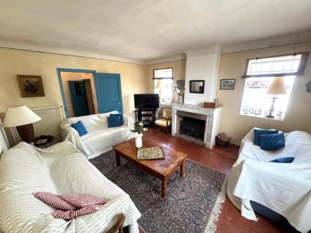 Charme et élégance pour cette superbe maison de village à Saint Martin de Pallières proche Rians