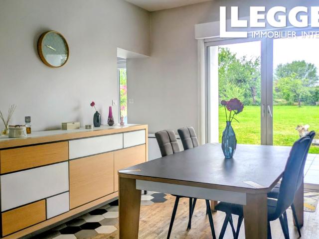Maison de village rénovée avec 3 chambres, grand jardin, garage et terrasse à Ménigoute