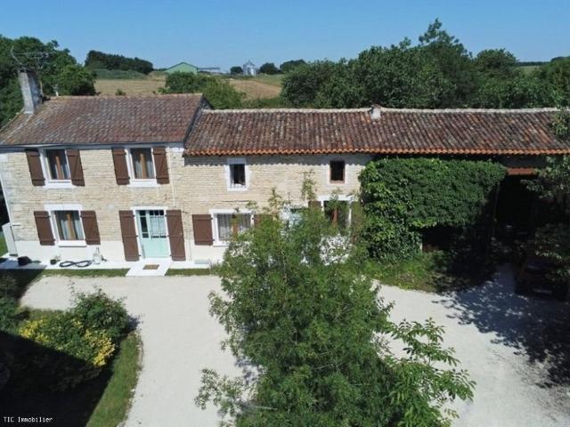 Maison De Village Rénovée Avec 5 Chambres, Grange Et Jardin 179m² Brettes