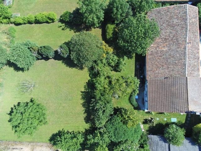 Maison De Village Rénovée Avec 5 Chambres, Grange Et Jardin 179m² Brettes
