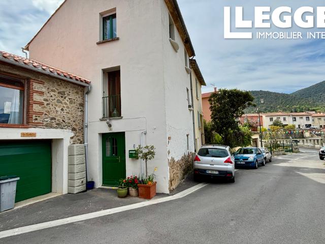 Maison de village rénovée avec charme, terrasse, vue et garage