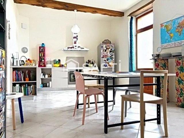 Maison de village rénovée avec garage, dépendances sur une parcelle de 581m²