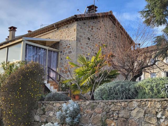 Maison de village rénovée avec dépendances et terrain attena