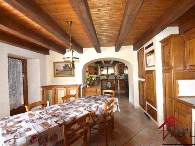 Maison de village rénovée avec joli terrain