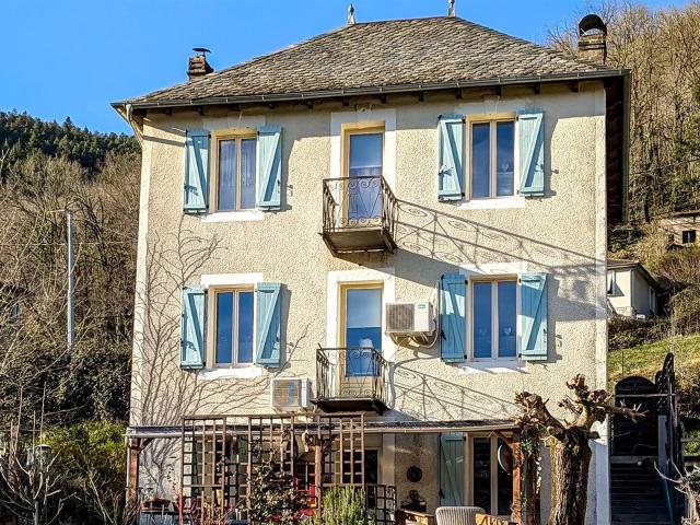 Maison de village rénovée avec jardin, garage et trois chamb. 116m² Cahus