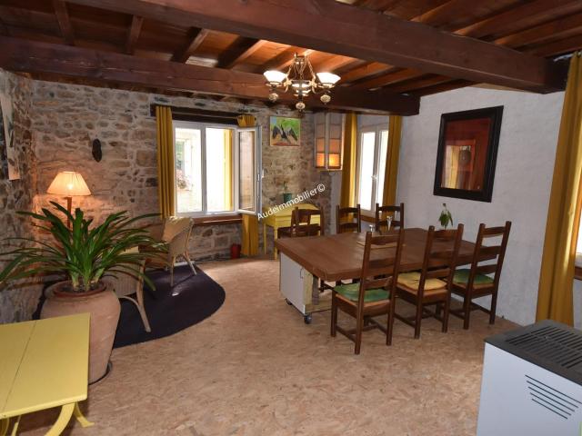 Maison de village rénovée avec jardin 137m² Arques