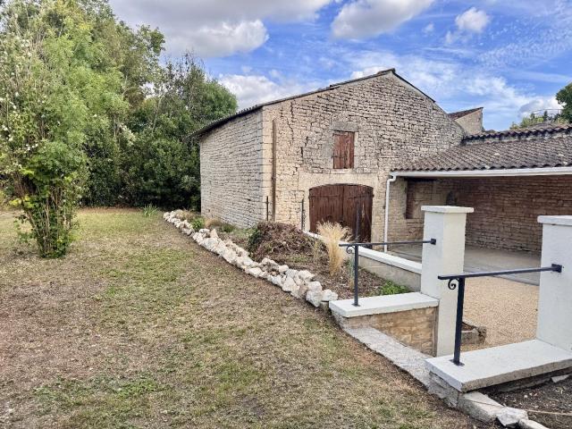 Maison de village rénovée de 130M2 environ avec dépendances. 132m² Mérignac