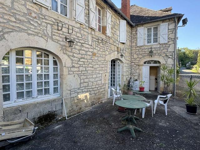 Maison de village spacieuse environ 200m² habitables, en p. 200m² Sarrazac