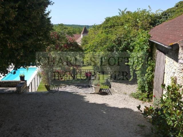 Maison de village spacieuse en pierre, grange et piscine dan. 203m² Montgesty