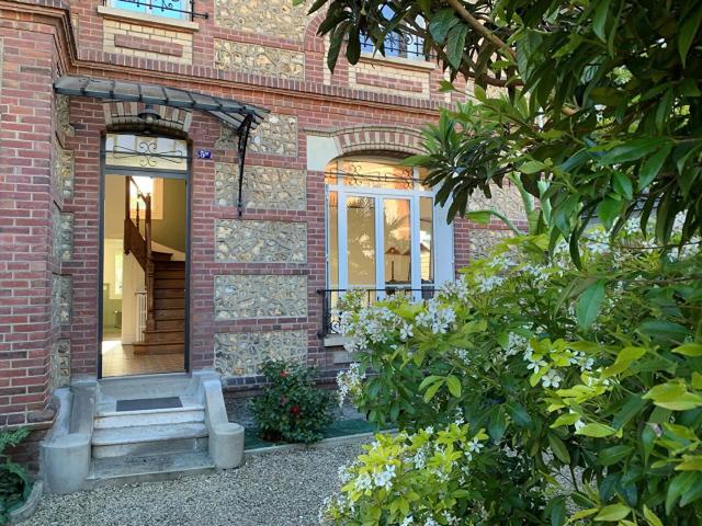 Maison de ville 152 m², 4 ch, 1bureau, 2 sdd, sous sol total, ga