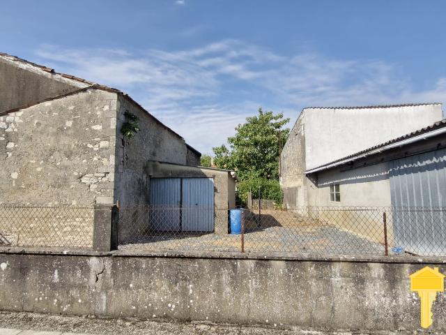 Maison 136 m2 + cour et deux garages, Saint Fort sur Gironde
