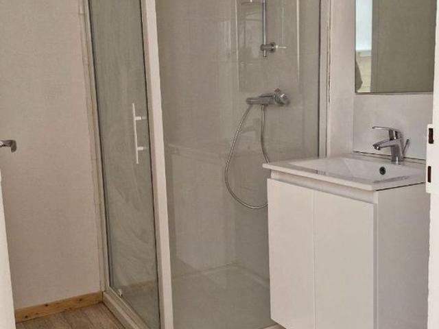 Maison de ville comprenant au rez de chaussée: séjour, grande cuisine lumineuse, salle d'eau.