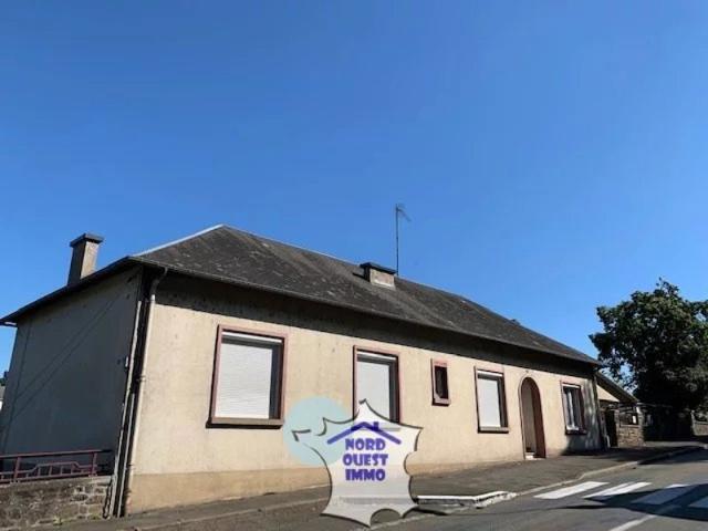 MAISON DE VILLE construite en pierres et recouverte.