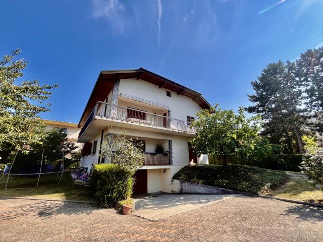 Maison de ville à vendre à Annemasse divisée en 2 appartements avec combles, sous sol et fort potentiel locatif 74100